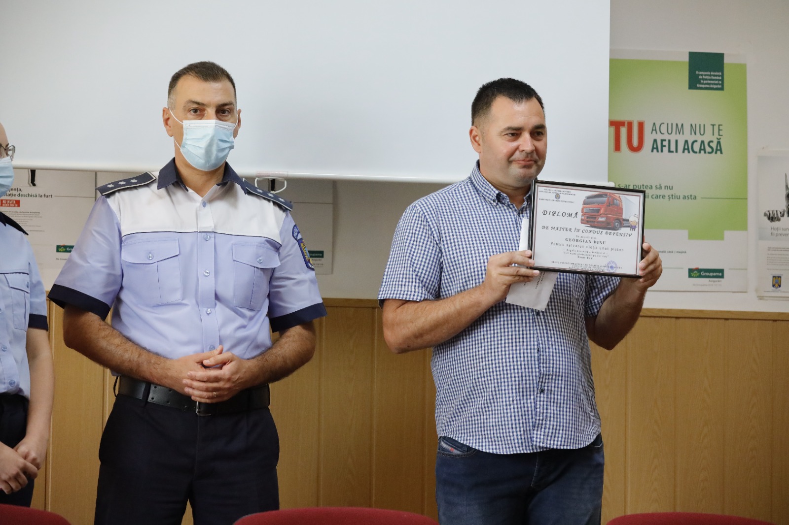 VIDEO Șoferul de TIR care a evitat o bătrână ce traversa neregulamentar, premiat de polițiști