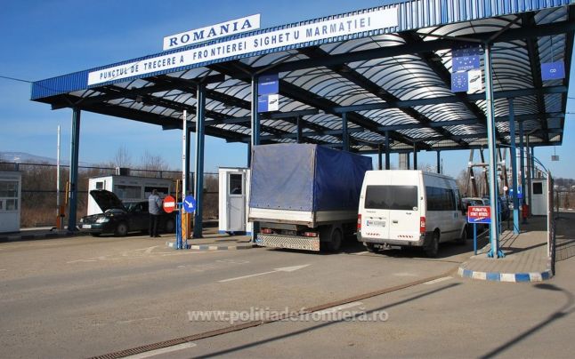 O buzoiancă a încercat să îşi scoată ilegal copilul din ţară, ascuns sub o pătură pe bancheta unui autoturism