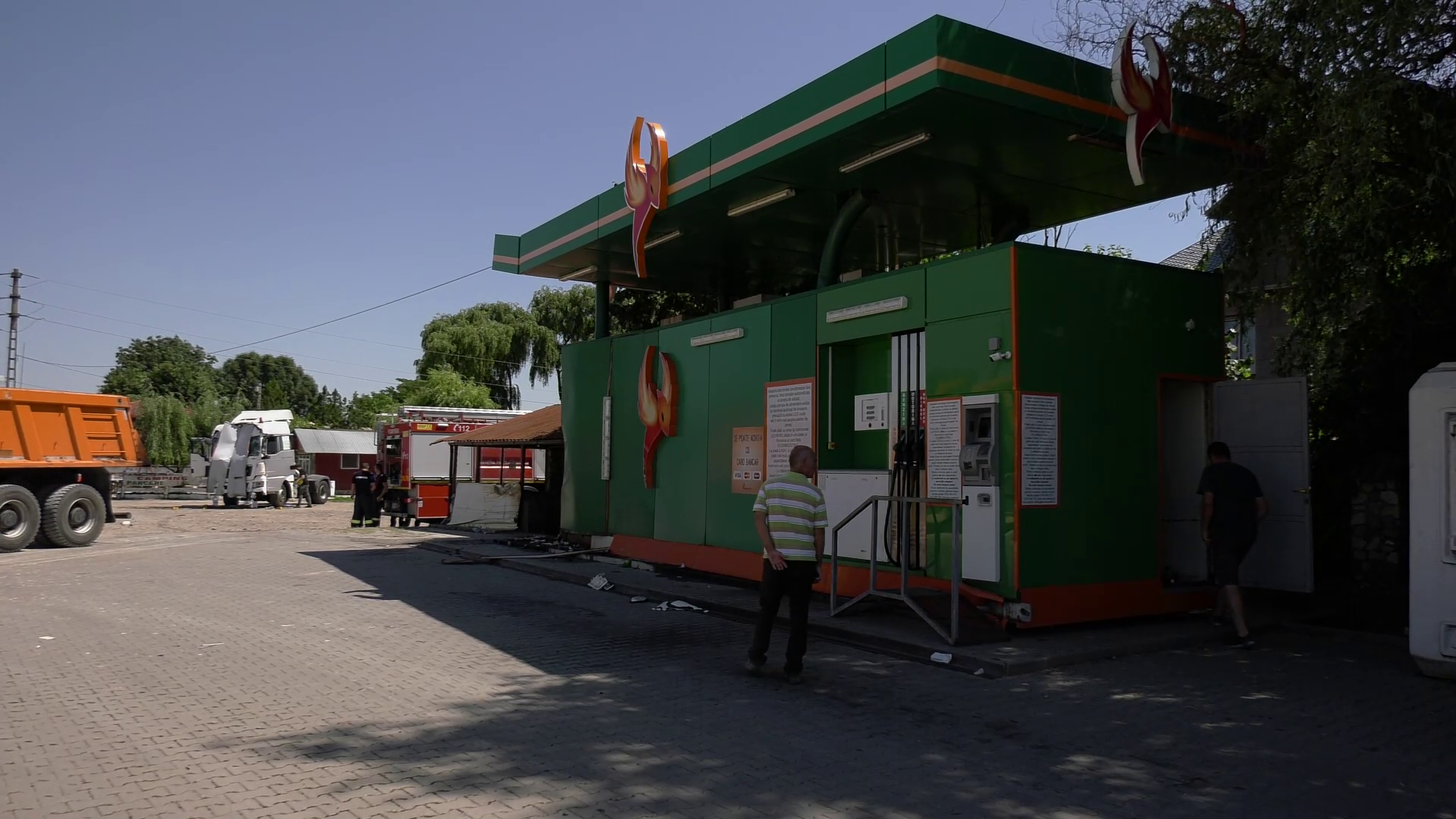 VIDEO Pericol de explozie, pe o șosea din Buzău. Un camion a lovit o stație de carburant