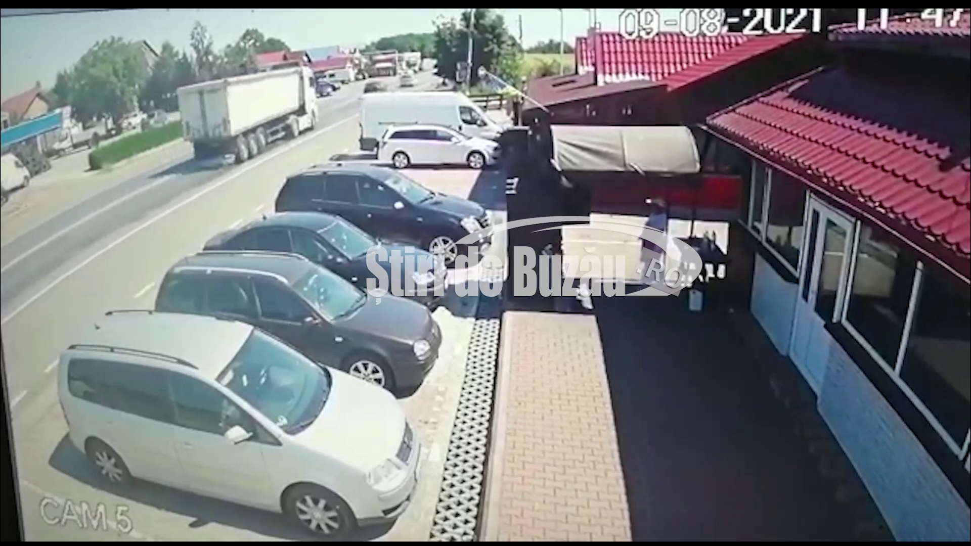 VIDEO Momentul coliziunii din care un camion a ricoșat într-o stație de carburant apoi s-a răsturnat, în Buzău la Popasul Merei