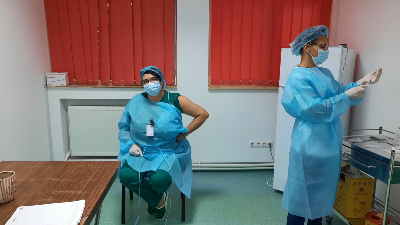VIDEO A început imunizarea cu doza a treia la Buzău. Angajații din Spitalul Județean, primii vaccinați