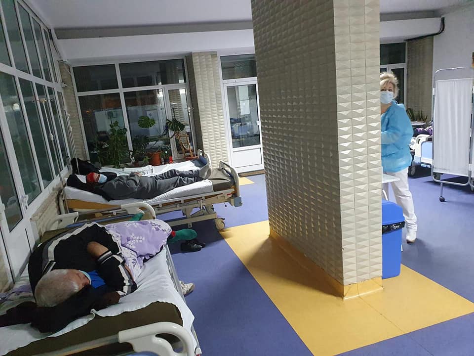 Pacienți cazați pe holul Spitalului Județean Buzău, asaltat de persoane cu simptome de Covid