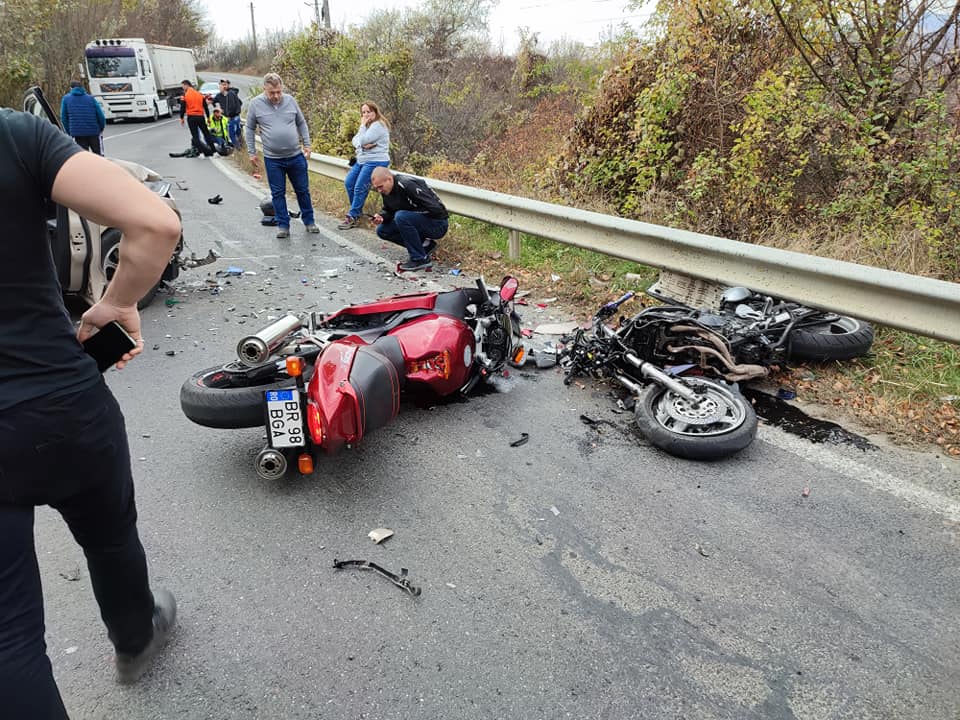 FOTO Trei răniți, după coliziunea între un SUV și două motociclete