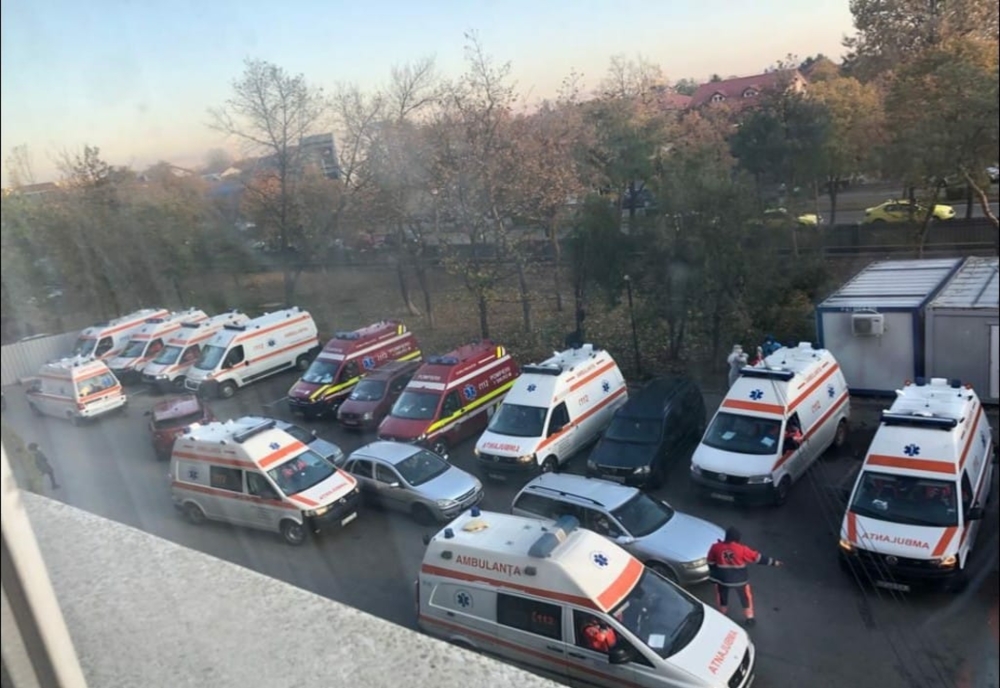 Buzoienii aşteaptă cu zilele ambulanţa ca să fie testaţi pentru Covid-19. Echipajele sunt blocate în curtea Spitalului