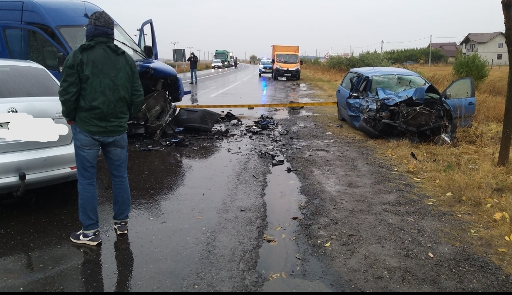 VIDEO Carambol pe DN2 E85, la Costești, soldat cu doi răniți. Se circulă dirijat, pe un singur sens