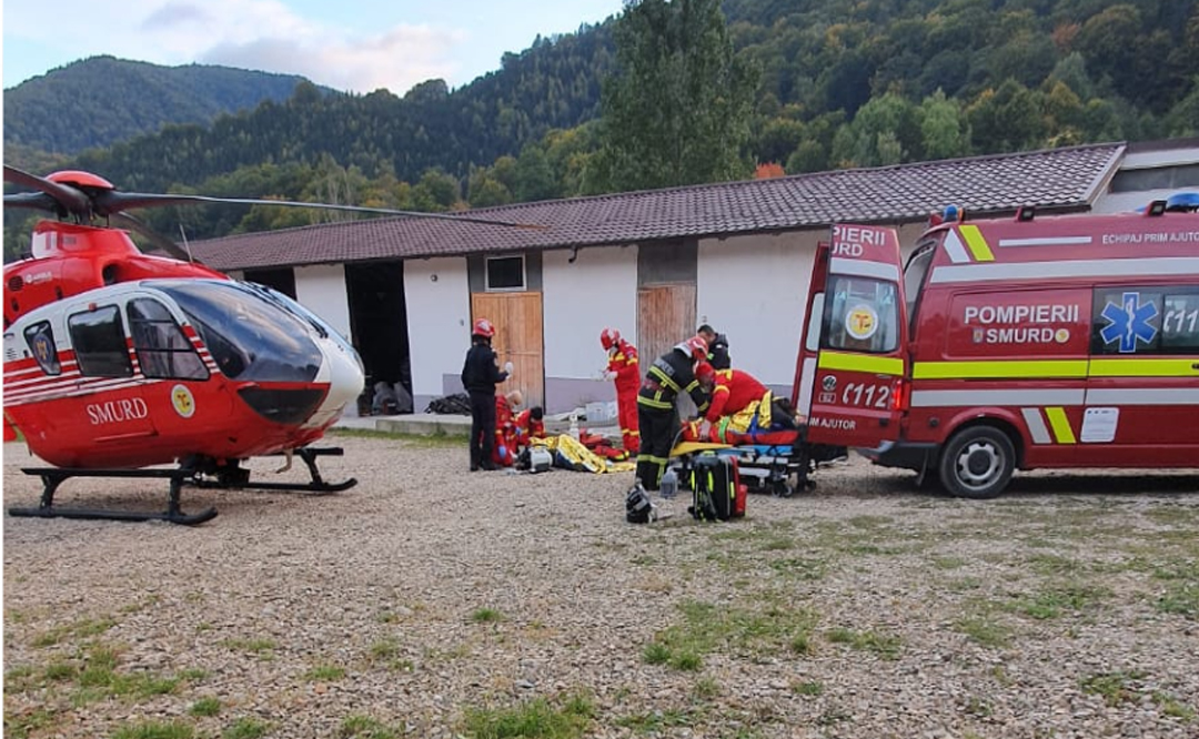 Un mort și doi răniți, după ce tractorașul în care se aflau a căzut de pe o punte