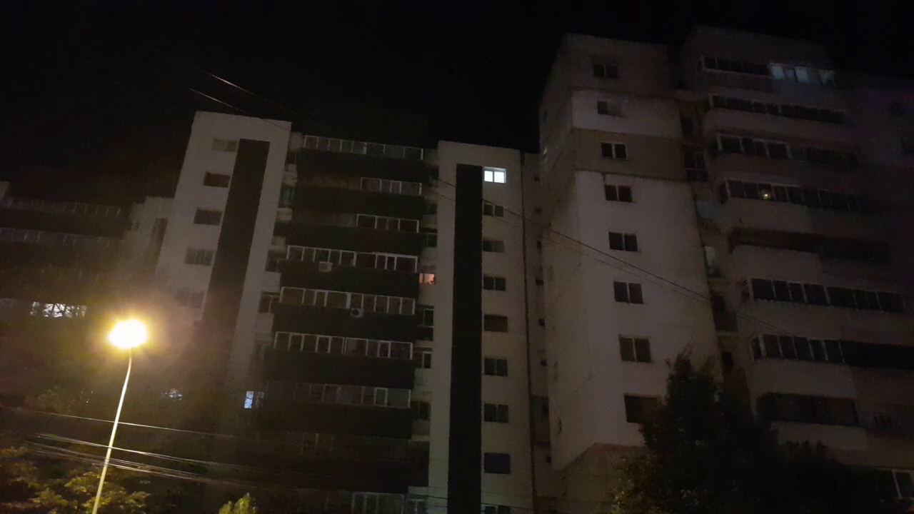 Femeie care amenința că se aruncă de la etajul zece, oprită de negociatorii din poliție