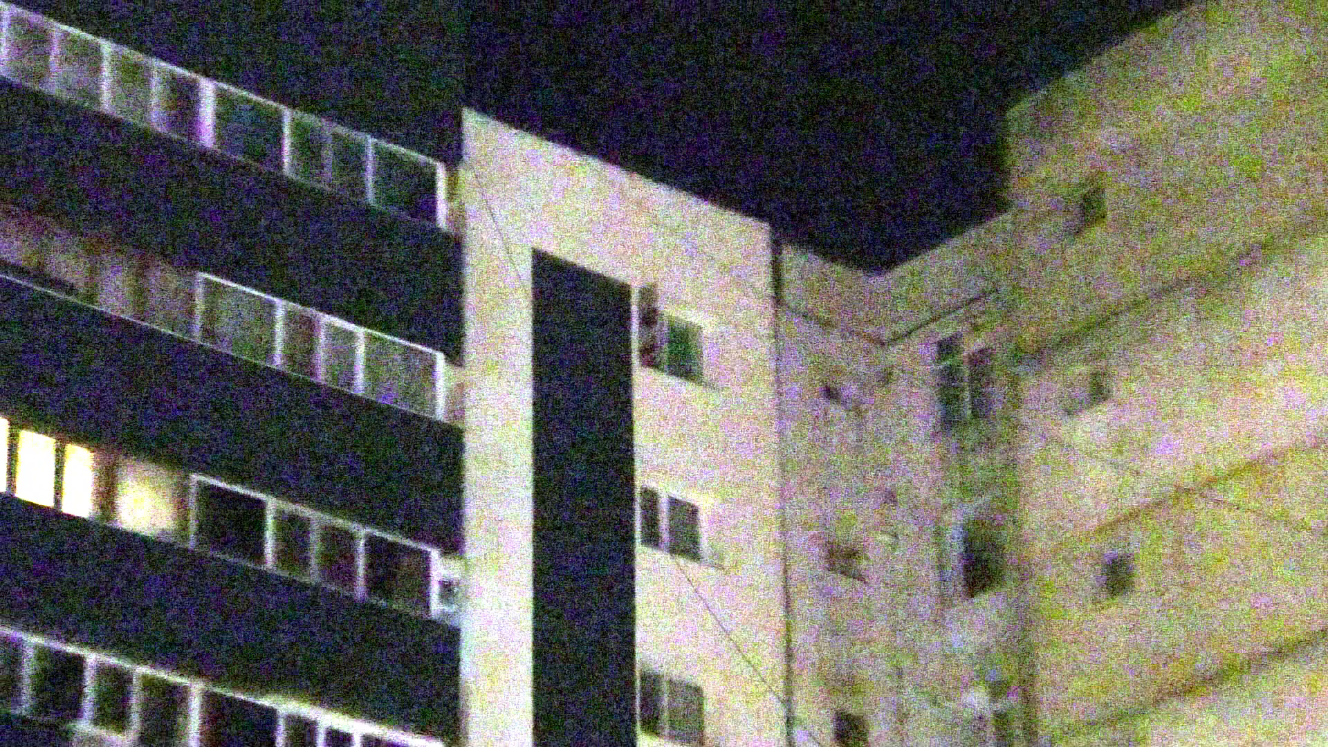 Sătulă să fie agresată de partener, o femeie a stat două ore urcată pe un pervaz și amenința că se aruncă de la etajul zece