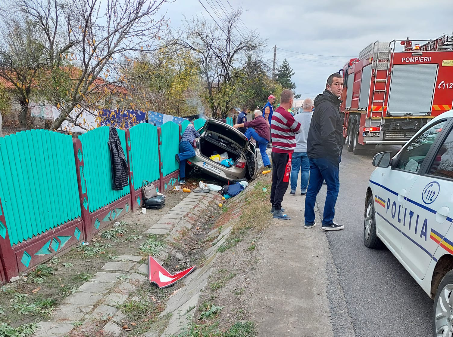 O mașină scăpată de sub control de șoferul furat de somn s-a oprit într-un podeț de pe E85