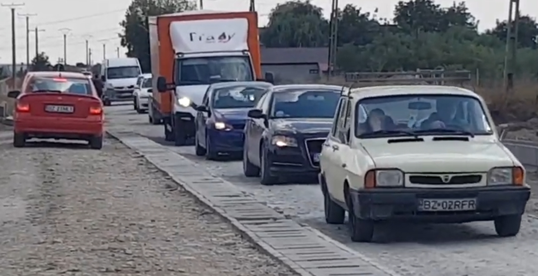 VIDEO Furie și nervi pe DJ 203K: sătenii din Vadu Pașii și Săgeata sunt nemulțumiți de ritmul și calitatea lucrărilor