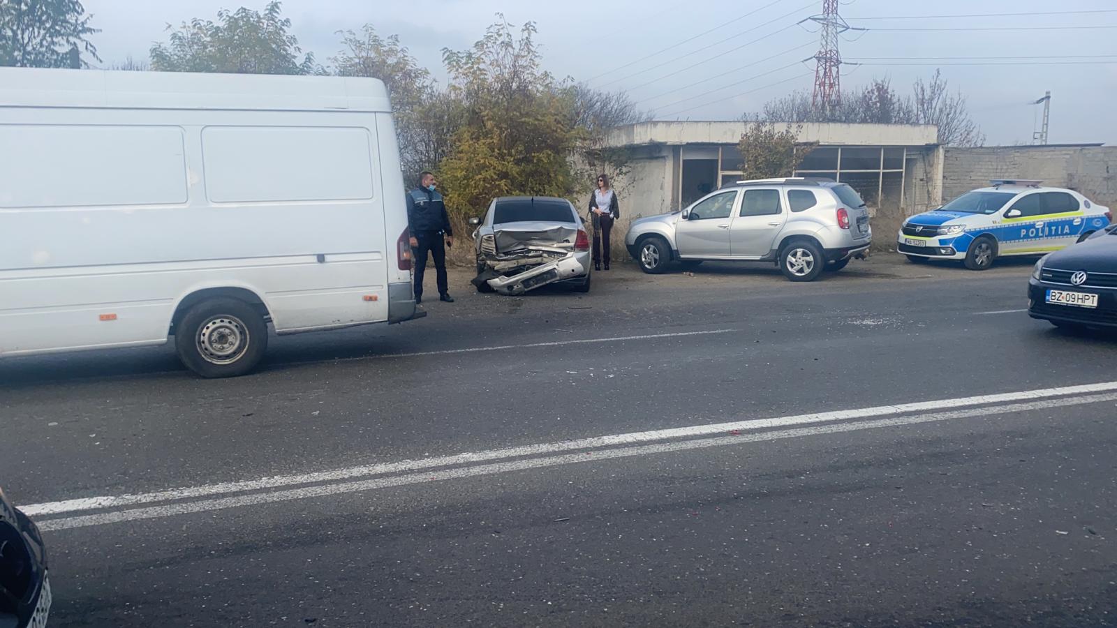 Doi răniți, într-un accident în care au fost implicate două autoturisme și un camion