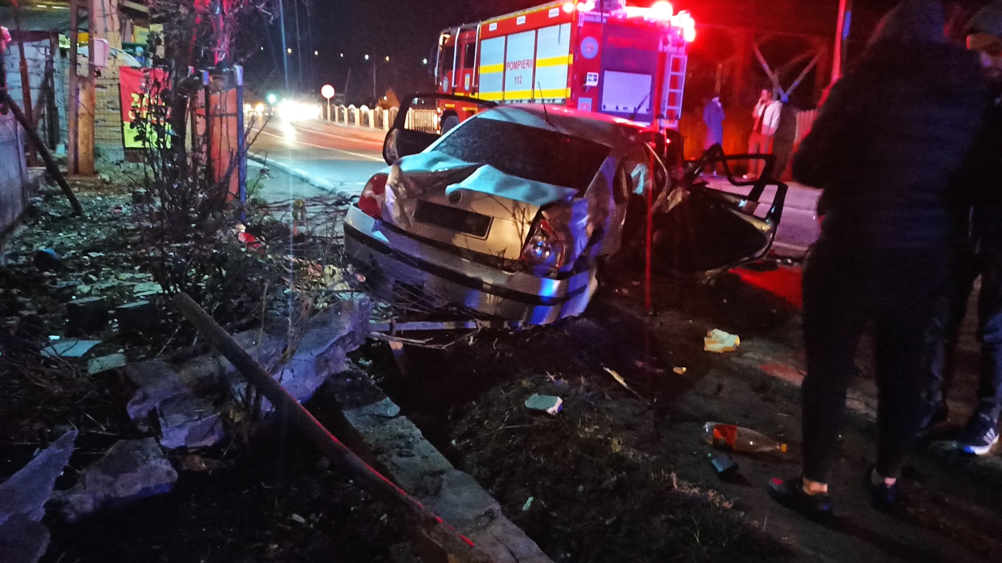 Trei tineri au ajuns cu răni la spital, după ce au intrat cu mașina într-un gard