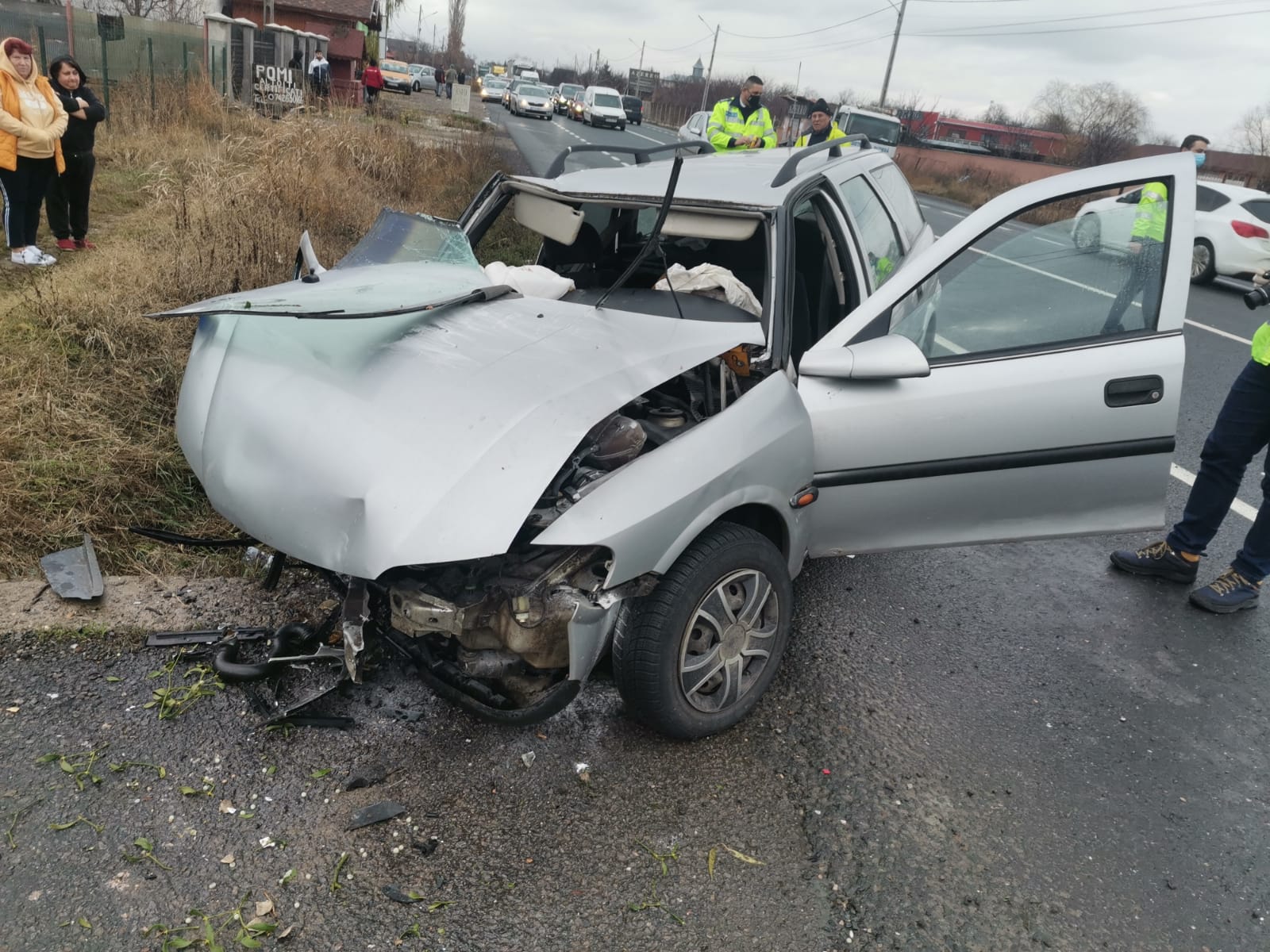 Accident cu trei răniți, lângă Buzău. Un bucureștean s-a oprit cu mașina într-un cap de pod