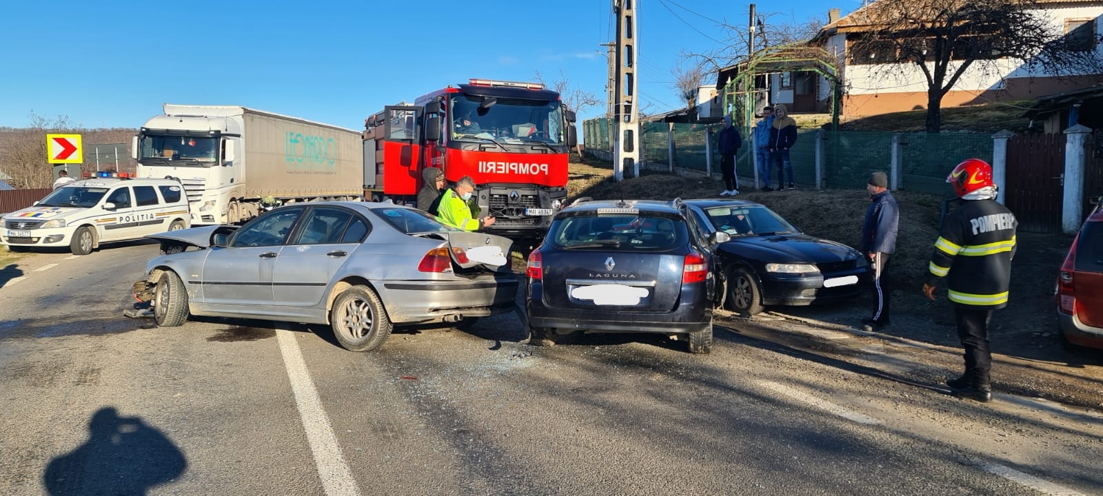 Coliziune între două mașini, soldată cu răniți, pe drumul care leagă Buzăul de Brașov