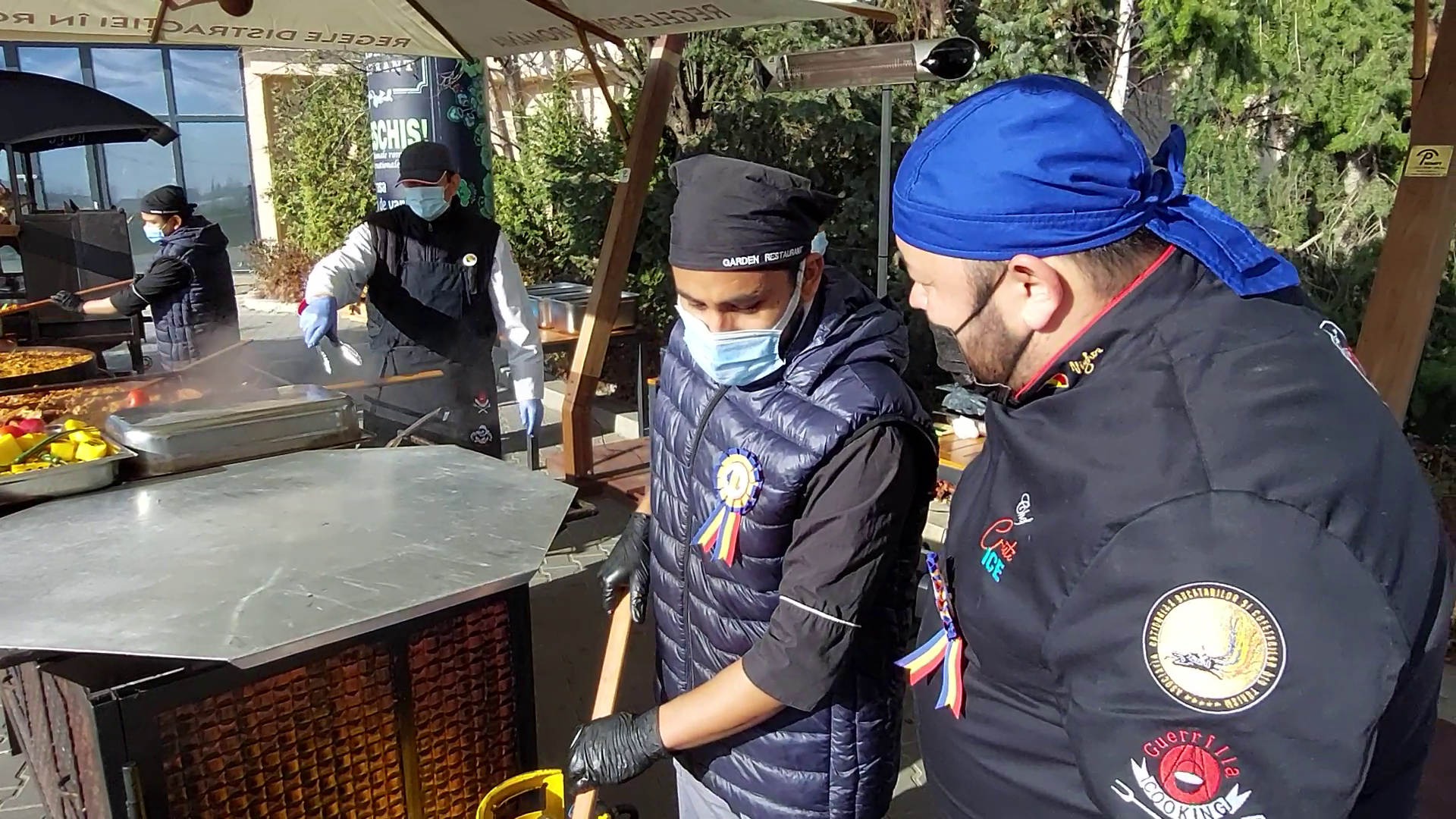 VIDEO Fasolea și varza cu ciolan, preparate de bucătarii asiatici ai unui restaurant din Buzău
