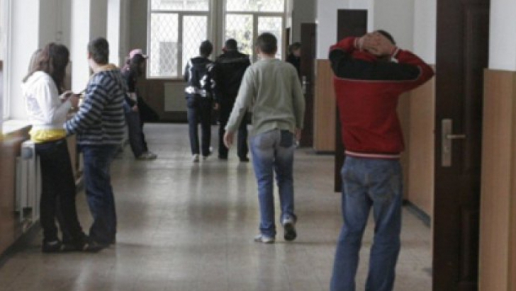 Ambulanța și poliția, chemate la un liceu din Râmnicu Sărat, după ce un elev a folosit un spray lacrimogen