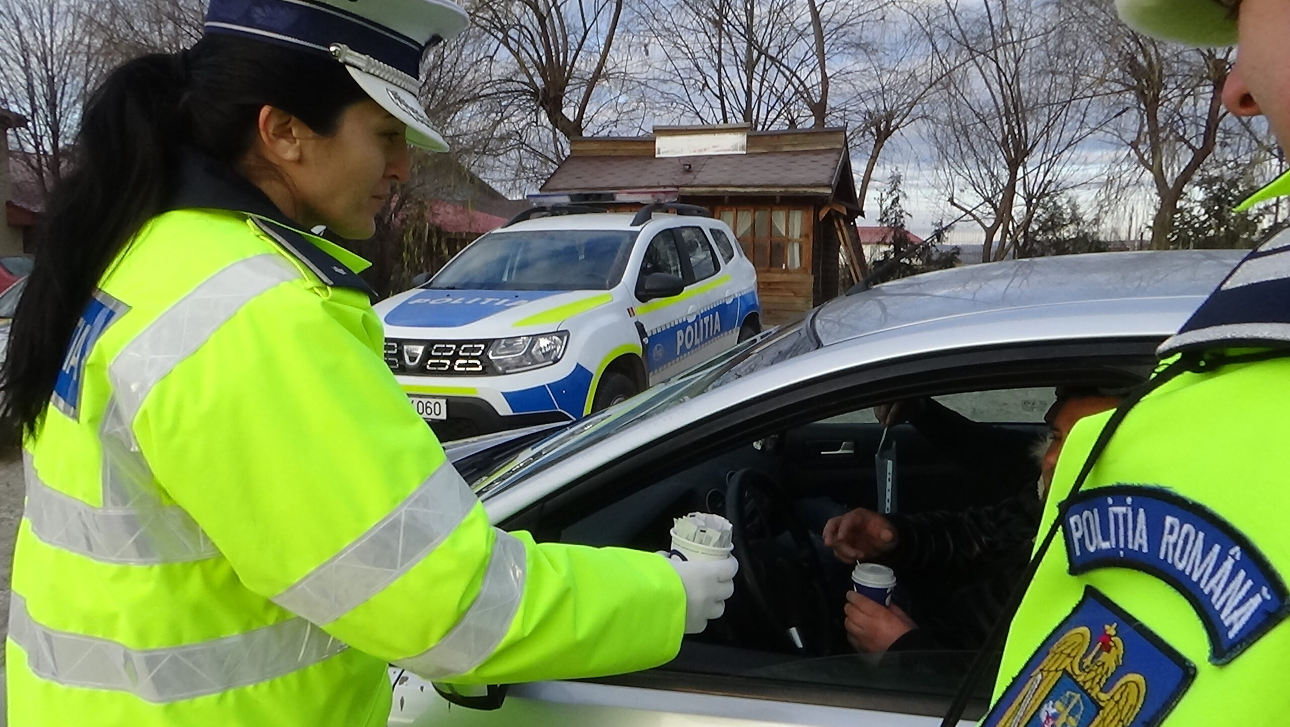 VIDEO Cafea de la polițiști, pentru câțiva șoferi care au tranzitat Buzăul în zorii zilei