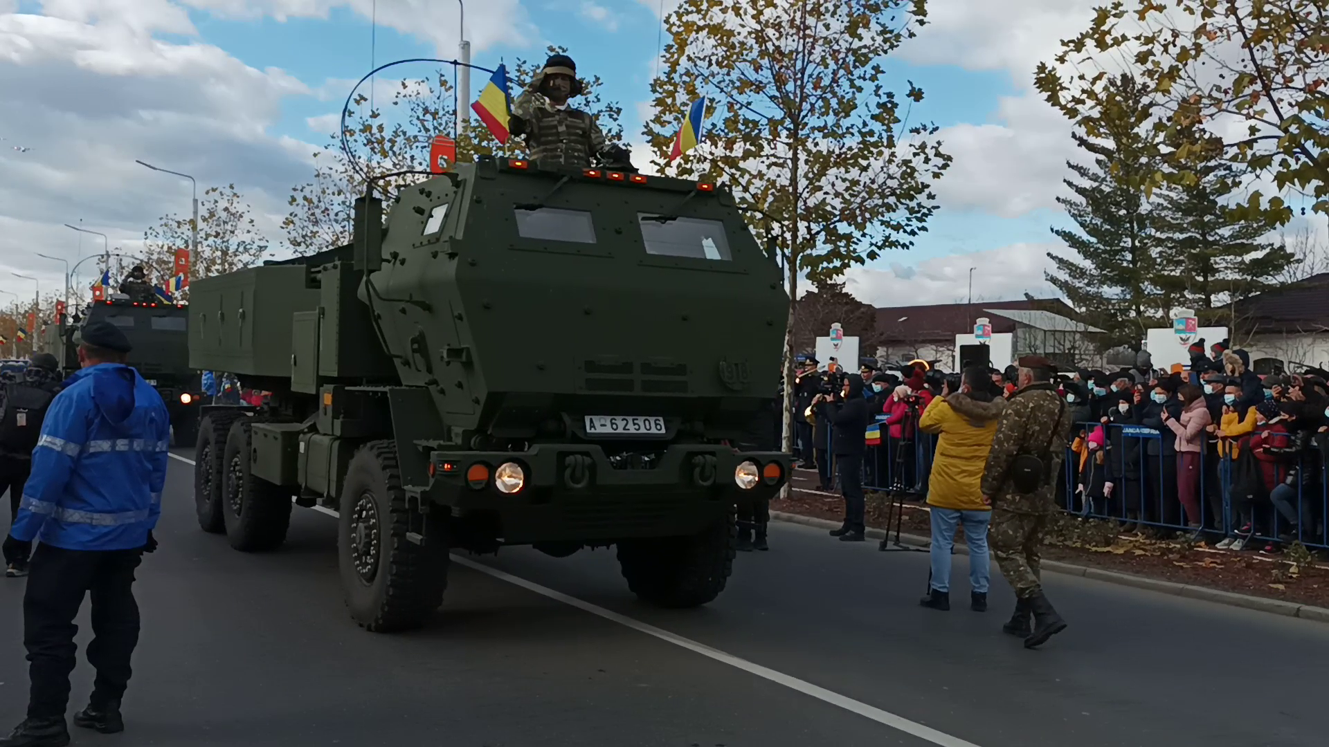 VIDEO Sistemul american de rachete sol-sol HIMARS, în parada de la Buzău