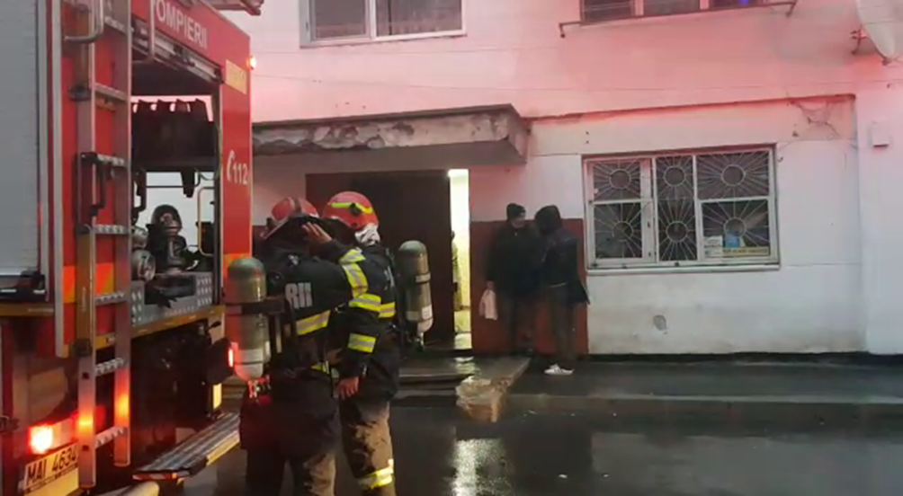 VIDEO Echipaje de pompieri, chemate să stingă o priză în flăcări. Proprietarii locuinţei, surprinşi la vederea salvatorilor