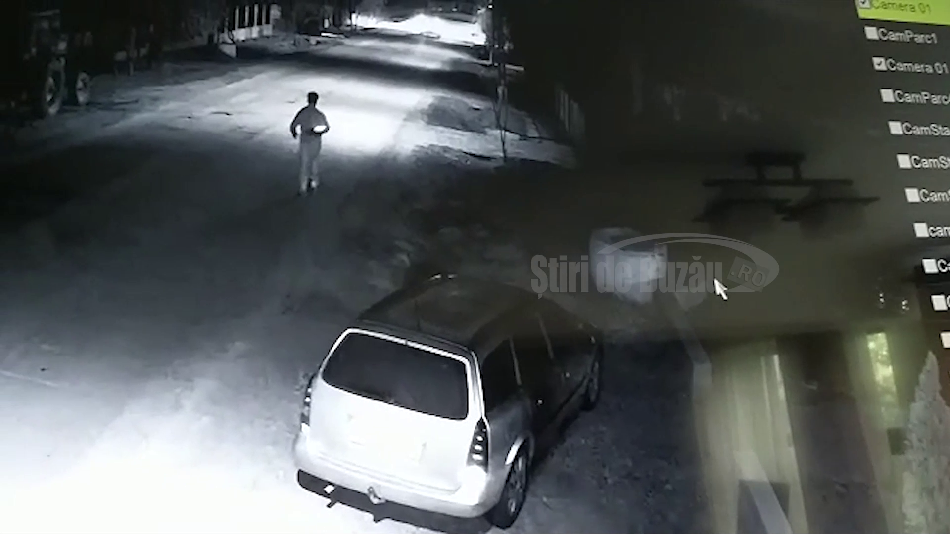 VIDEO A distrus un stâlp de iluminat și a fugit cu lampa aprinsă în spate