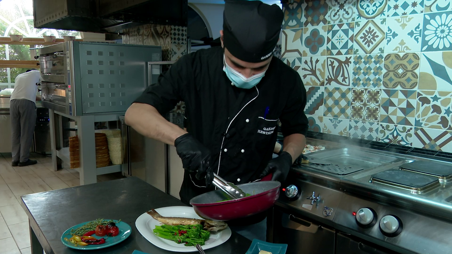 VIDEO Nepalezul Ramesh te învață cum să prepari bibanul la grill, cu garnitură de broccolini călit în ulei de măsline