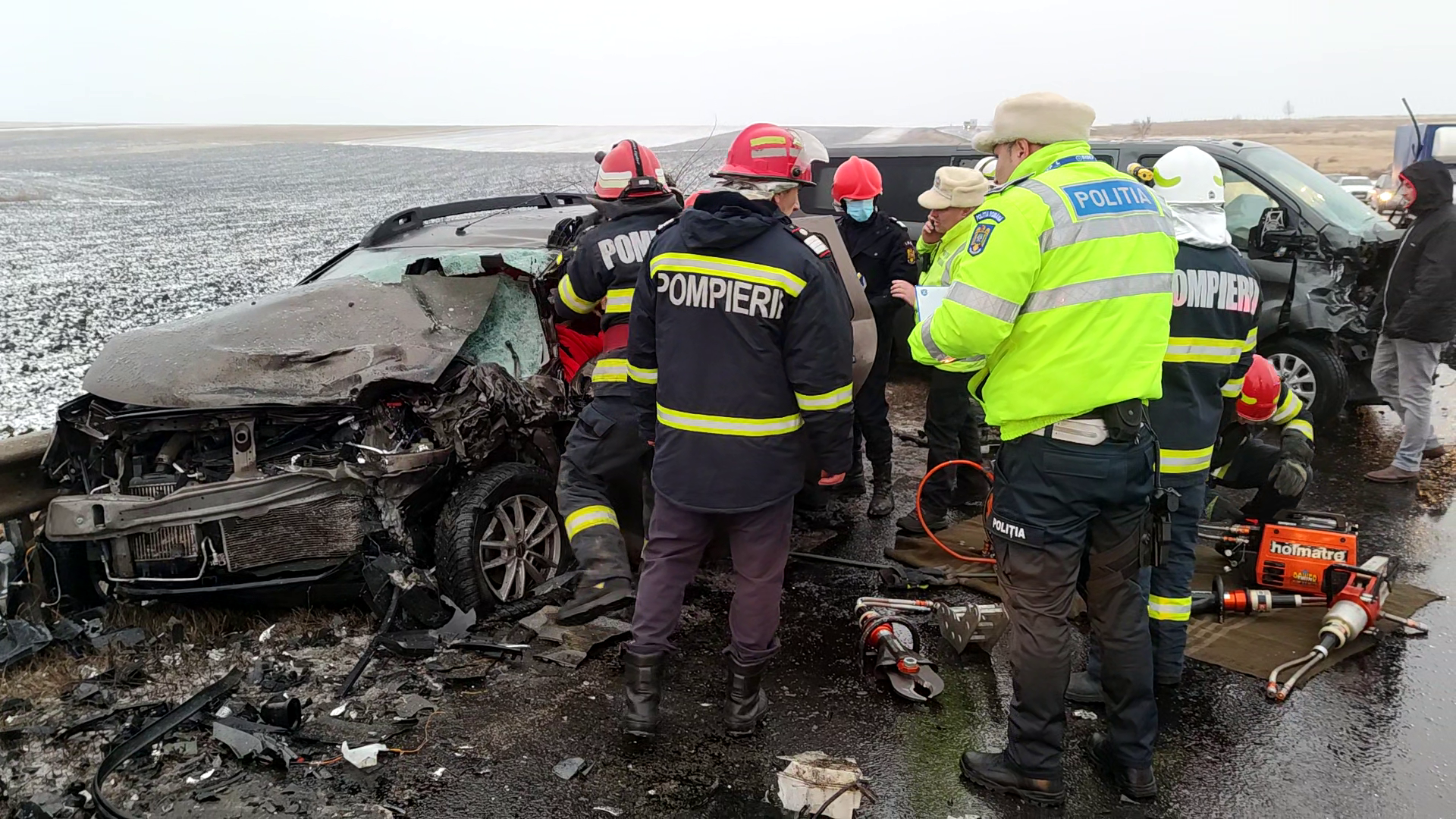 VIDEO Accident pe DN2, în judeţul Buzău, între un microbuz şi un autoturism. Cinci persoane au fost rănite