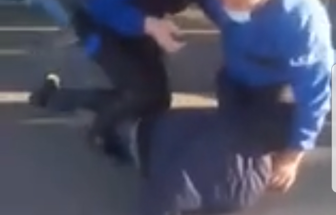 VIDEO Bărbat umilit de angajații unei firme de pază, în fața unui hypermarket din Buzău