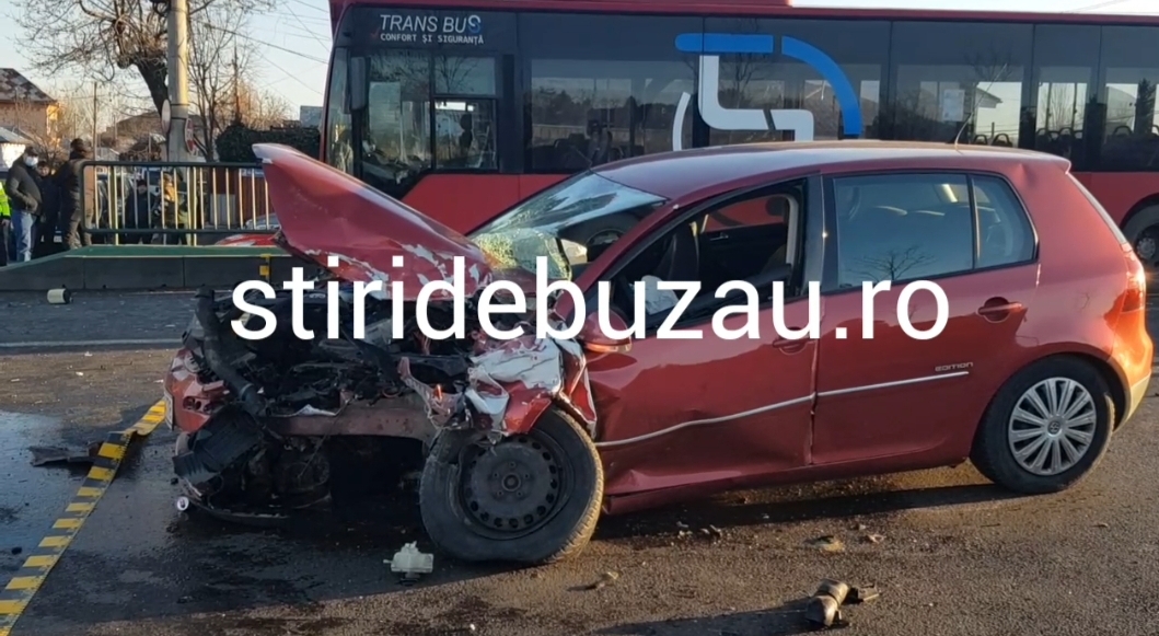 VIDEO Un șofer începător a intrat cu mașina într-un autobuz, pe podul Marghiloman. Trei răniți, transportați la spital