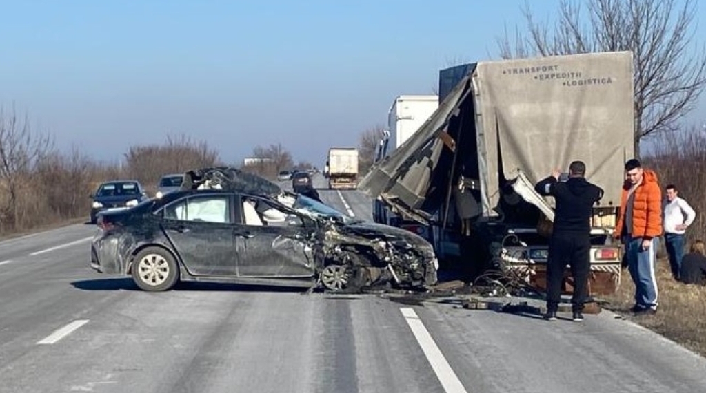 Accident cu doi răniți, pe DN2E85, la Căldărușanca, produs de o șoferiță neatentă