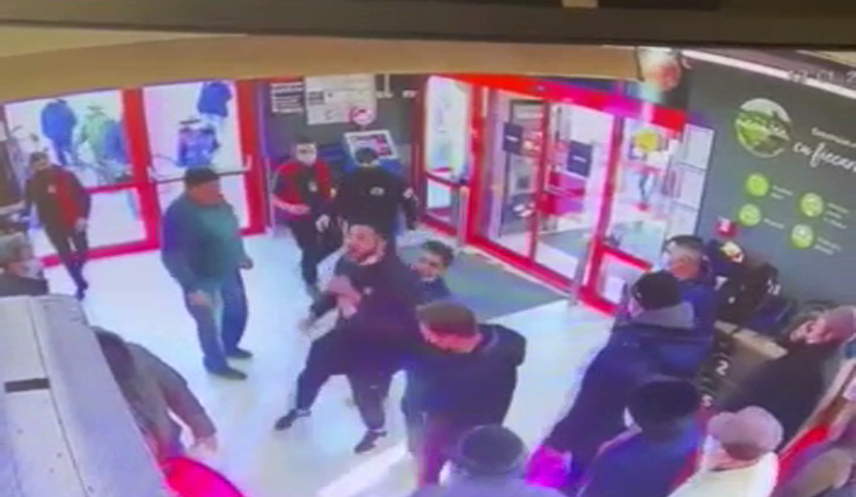 VIDEO Bătaie într-un supermarket din Buzău. Scandalagiul a fost deranjat de îndemnul unui agent de pază de a purta mască