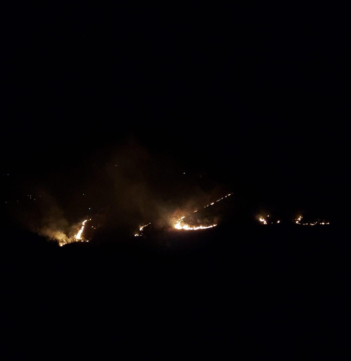 VIDEO Misiune în toiul nopții, pentru stingerea unui incendiu izbucnit în apropierea Vulcanilor Noroioși