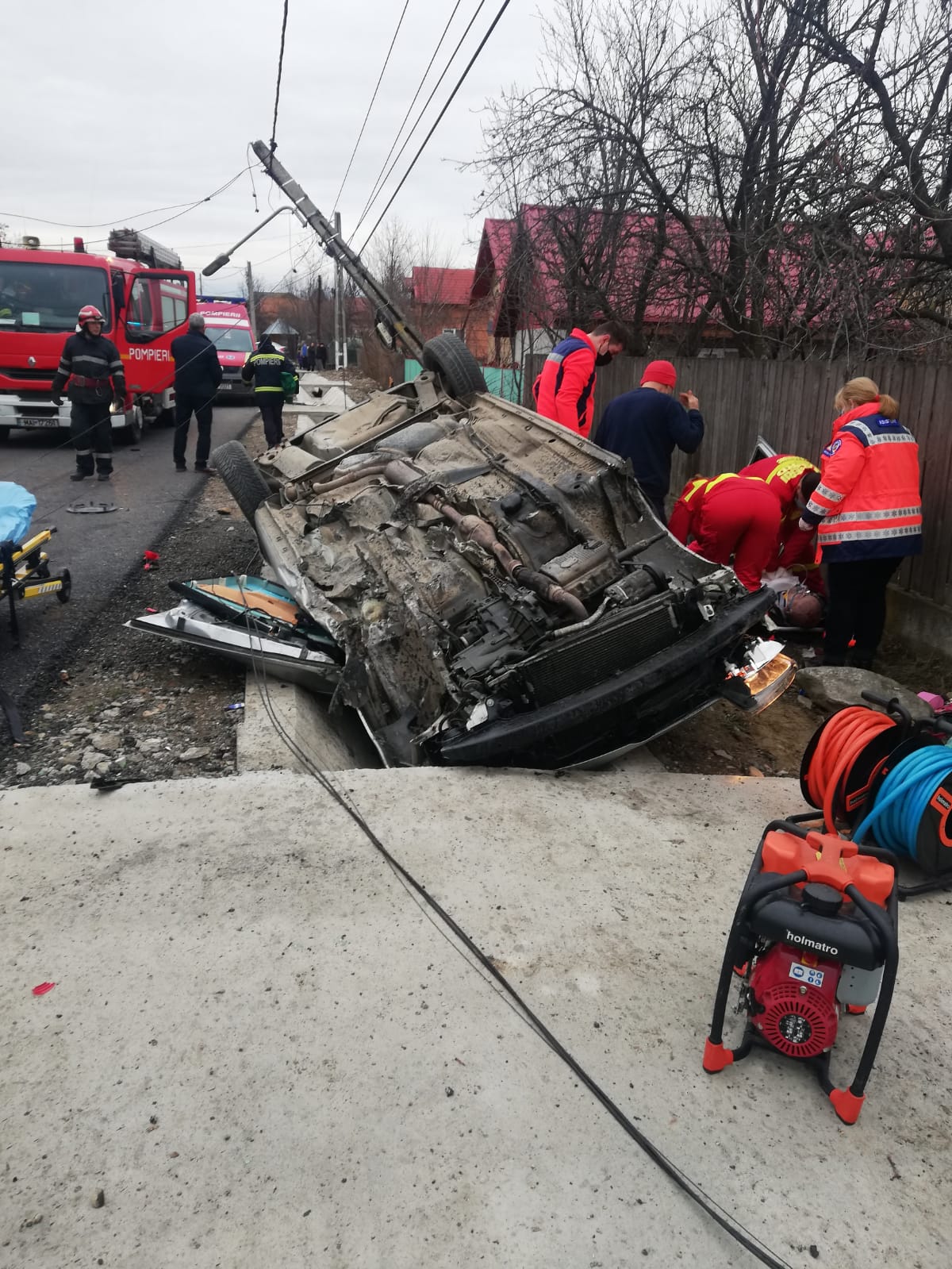 VIDEO Bărbat decedat, după ce s-a răsturnat cu autoturismul în afara șoselei