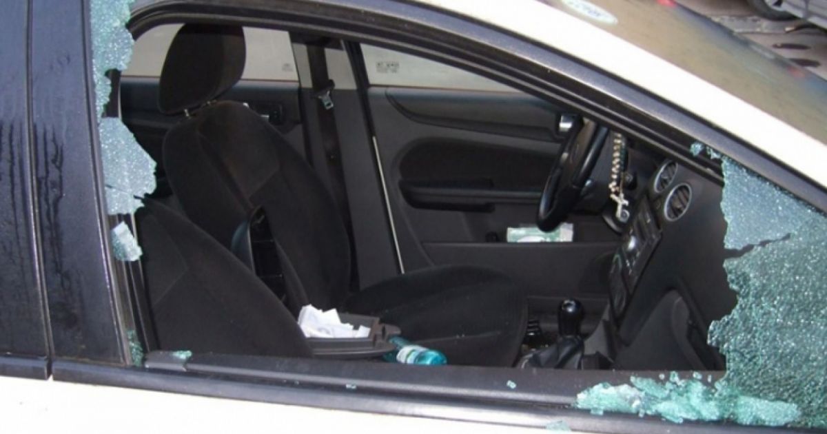 Mașini ale primăriei și poliției din Mărăcineni, vandalizate de un individ furios