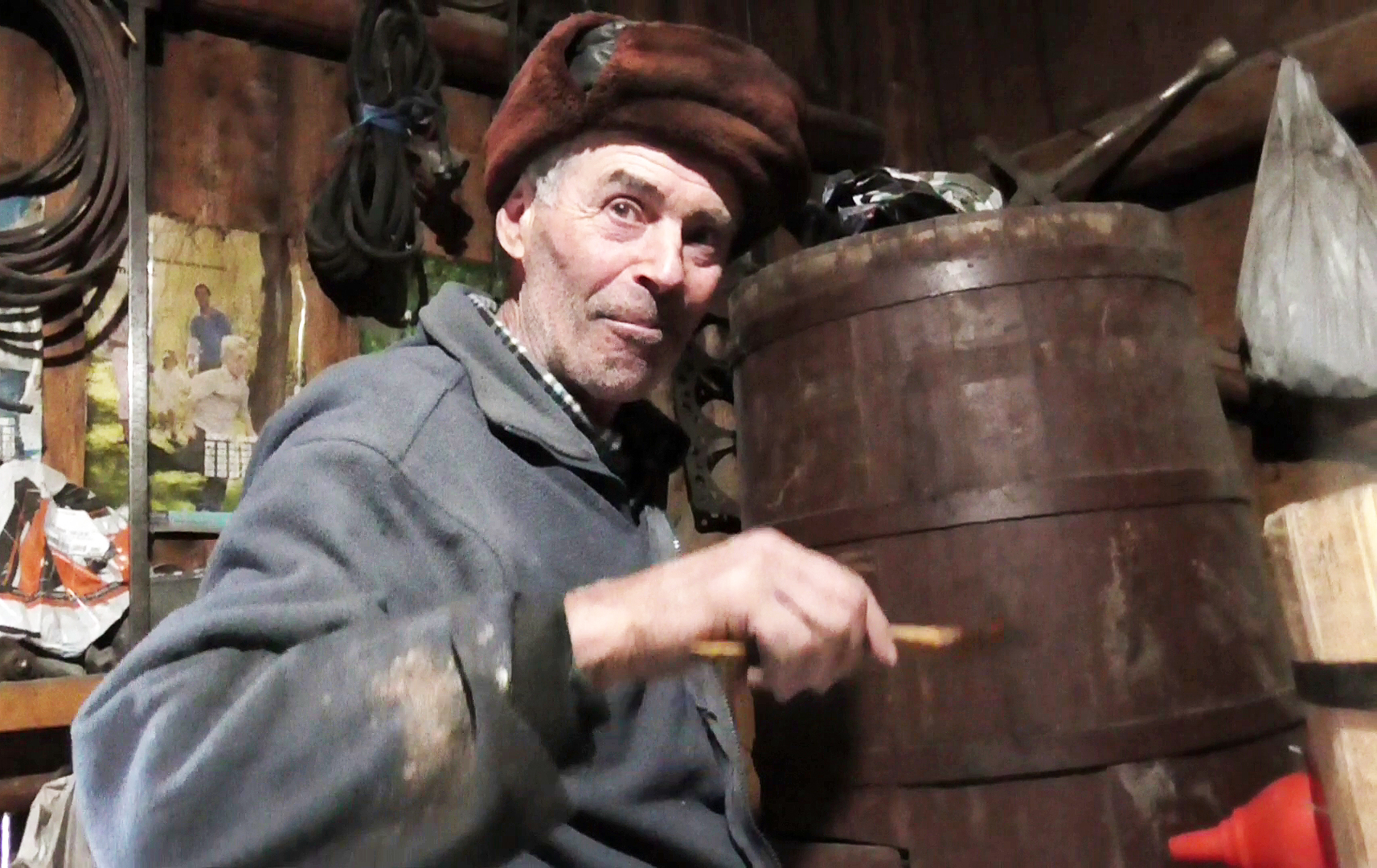 VIDEO Anotimpul țuicarilor. Localnicii din Lopătari spun că produc cea mai bună licoare