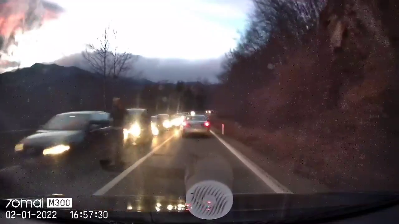 VIDEO Coloane de mașini, pe Valea Buzăului, la finalul vacanței de Anul Nou