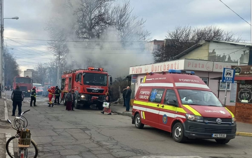 VIDEO Imobil din cartierul Dorobanți, incendiat de oamenii străzii. O victimă surprinsă de flăcări, transportată la spital cu arsuri la cap