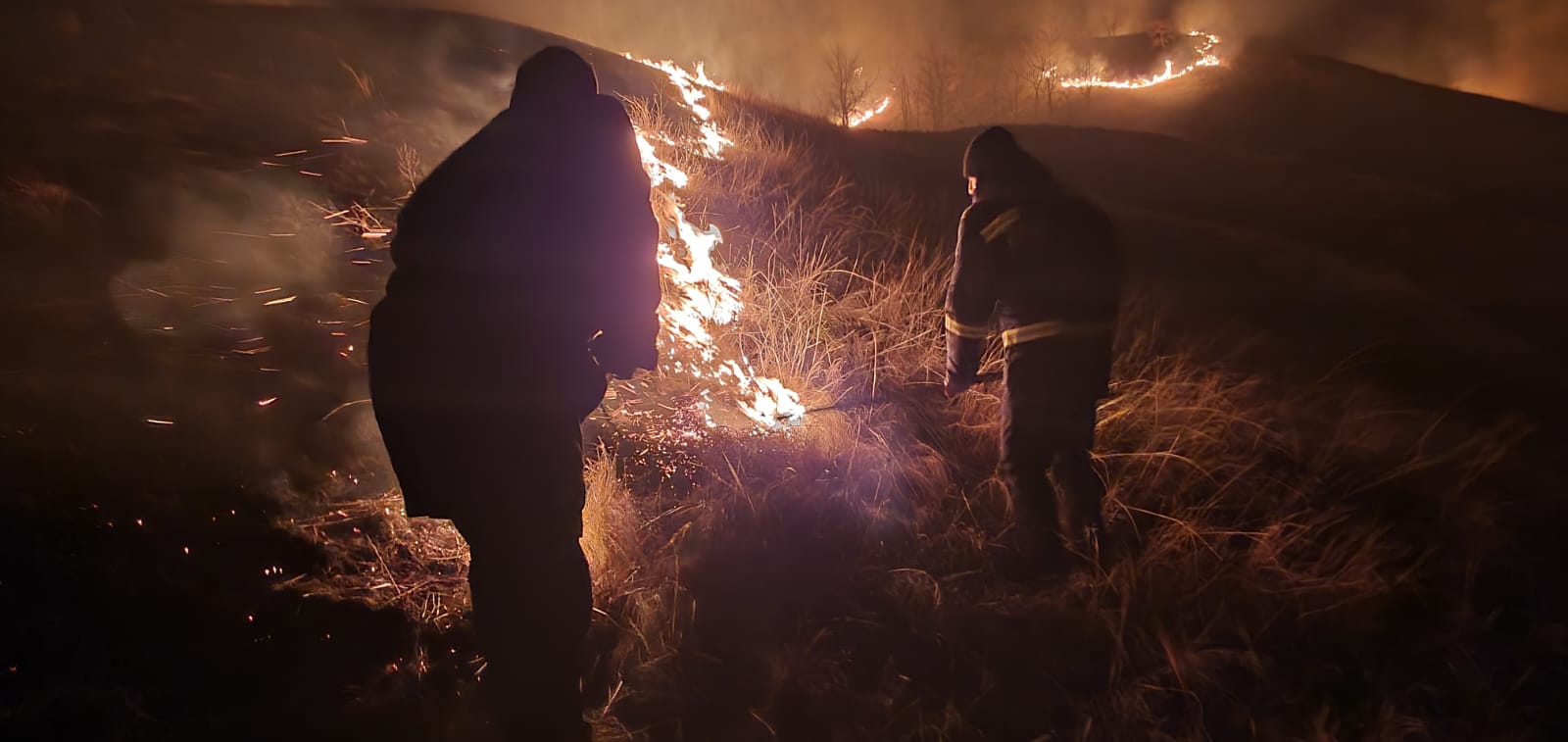VIDEO S-au aprins dealurile, pe Valea Slănicului. Zeci de pompieri și voluntari se luptă cu flăcările