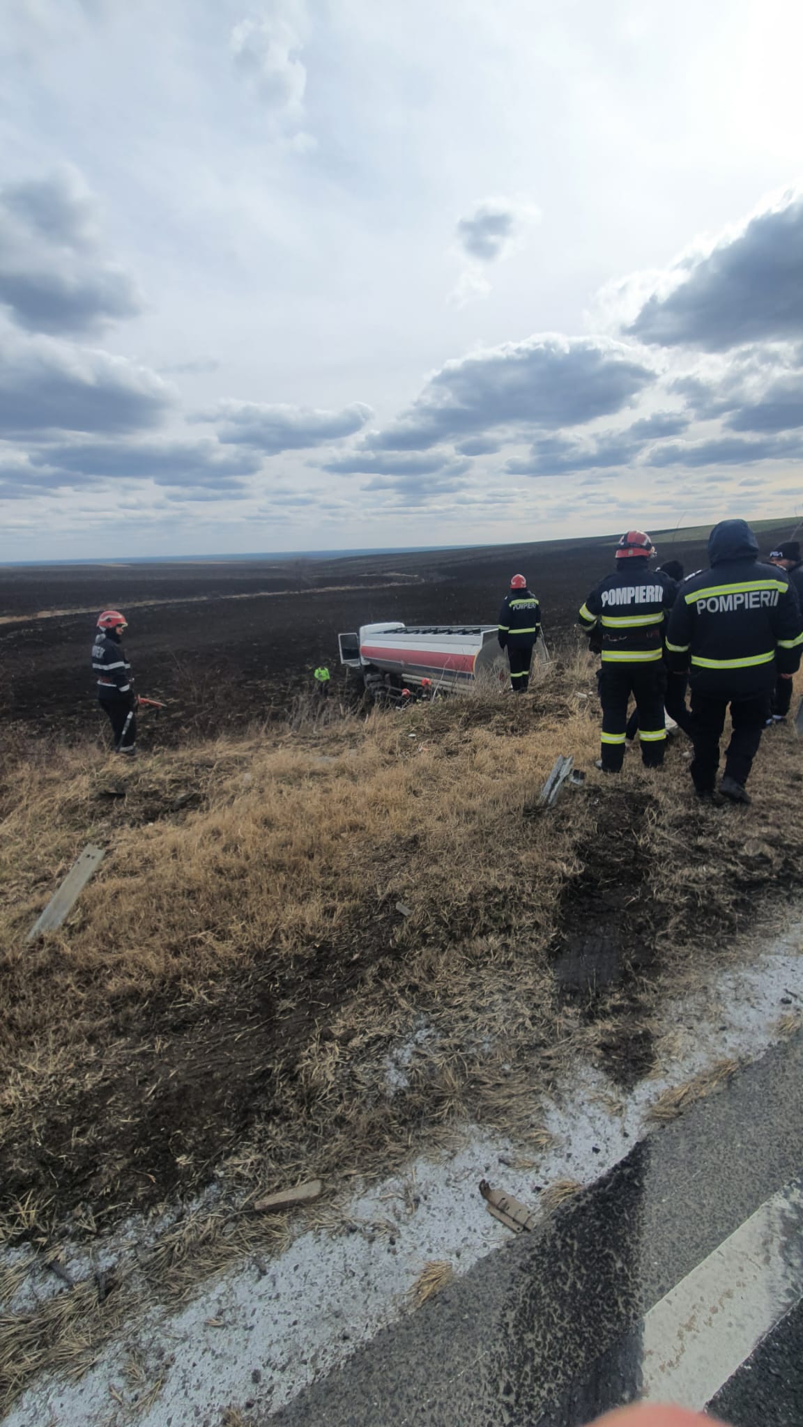 Restricții pe E85, în Buzău, din cauza unei cisterne cu combustibil care a ieșit de pe șosea