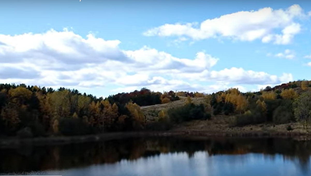 VIDEO Lacul Mocearu, filmat cu drona. Ochiul de apă dulce se află într-o depresiune din Munţii Buzăului