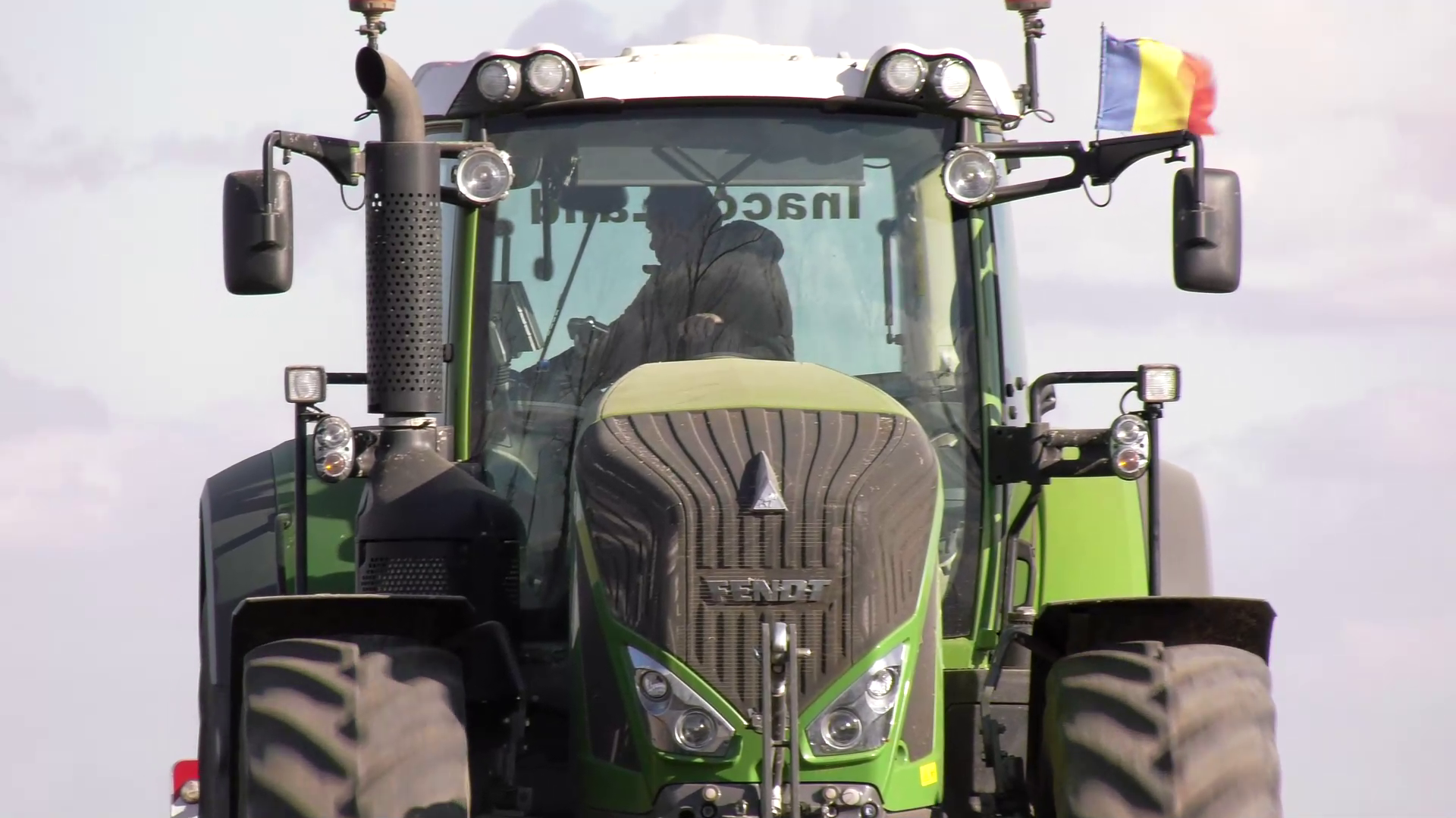 VIDEO Greu de găsit, tractoriştii au ajuns la salarii de IT-şti. Bijuteriile tehnice cu care se face agricultură