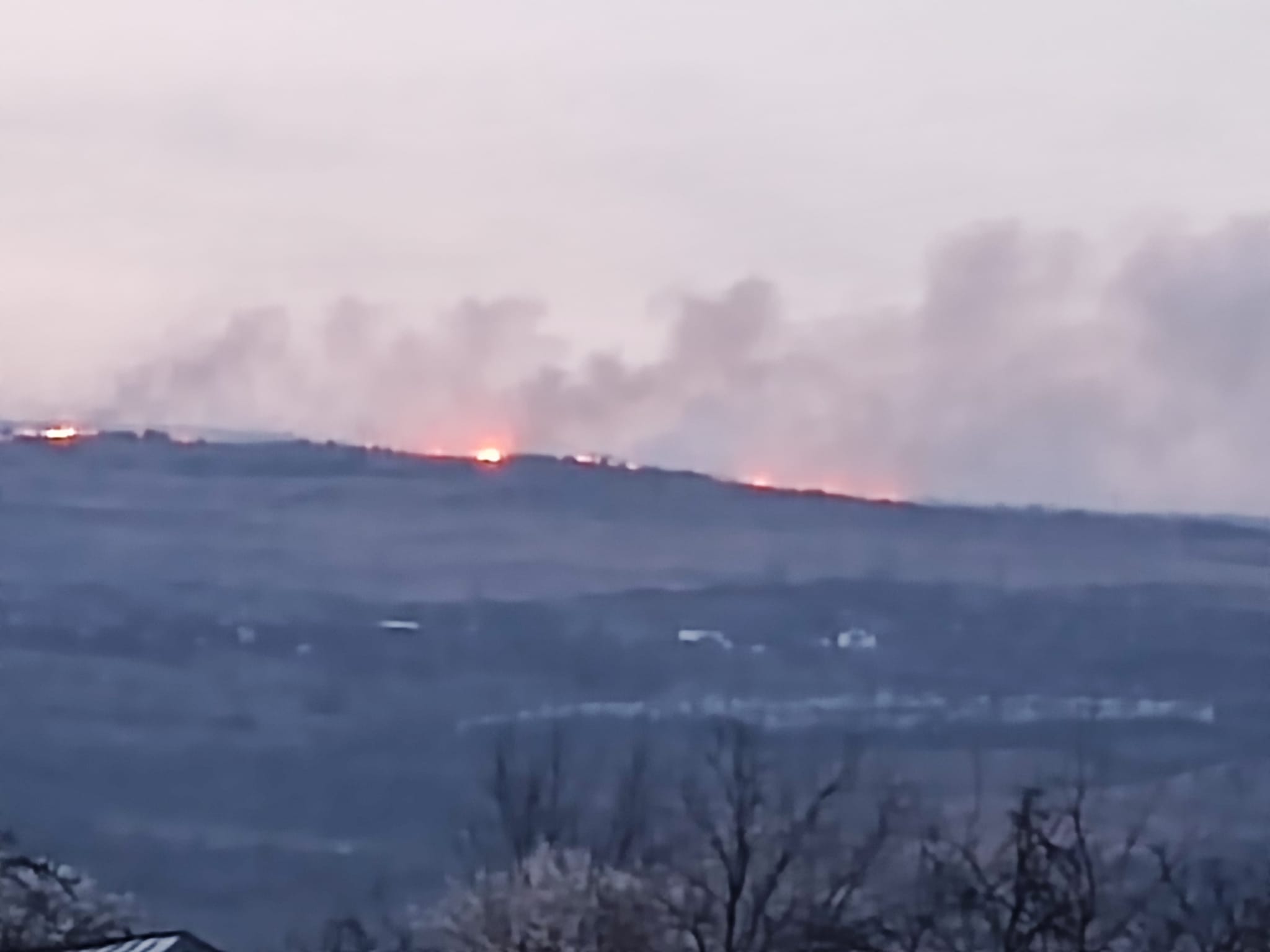 VIDEO Flăcări pe culmile din Pietroasele și Merei, lângă pădurea de pe Istrița care a ars în weekend