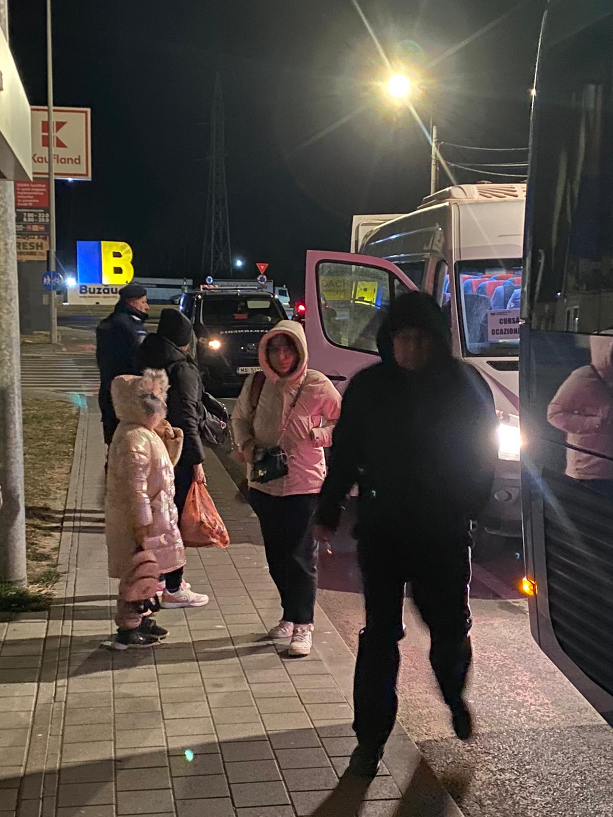VIDEO Peste 40 de refugiați din Buzău, trimiși cu microbuzele în Gara Brașov pentru a prinde trenul spre Budapesta