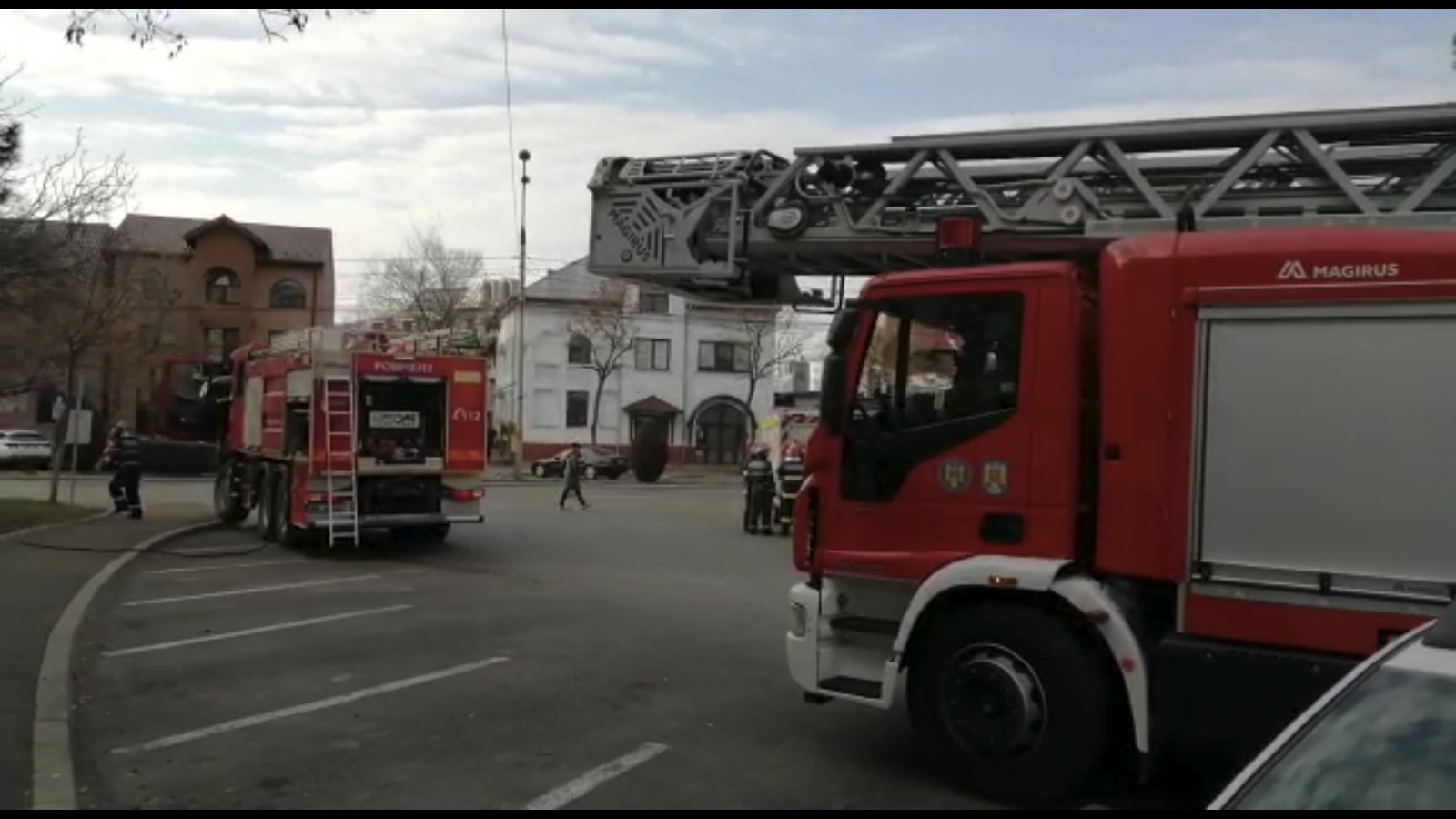 Apartament în flăcări, în centrul Buzăului. O bătrână a fost transportată la spital