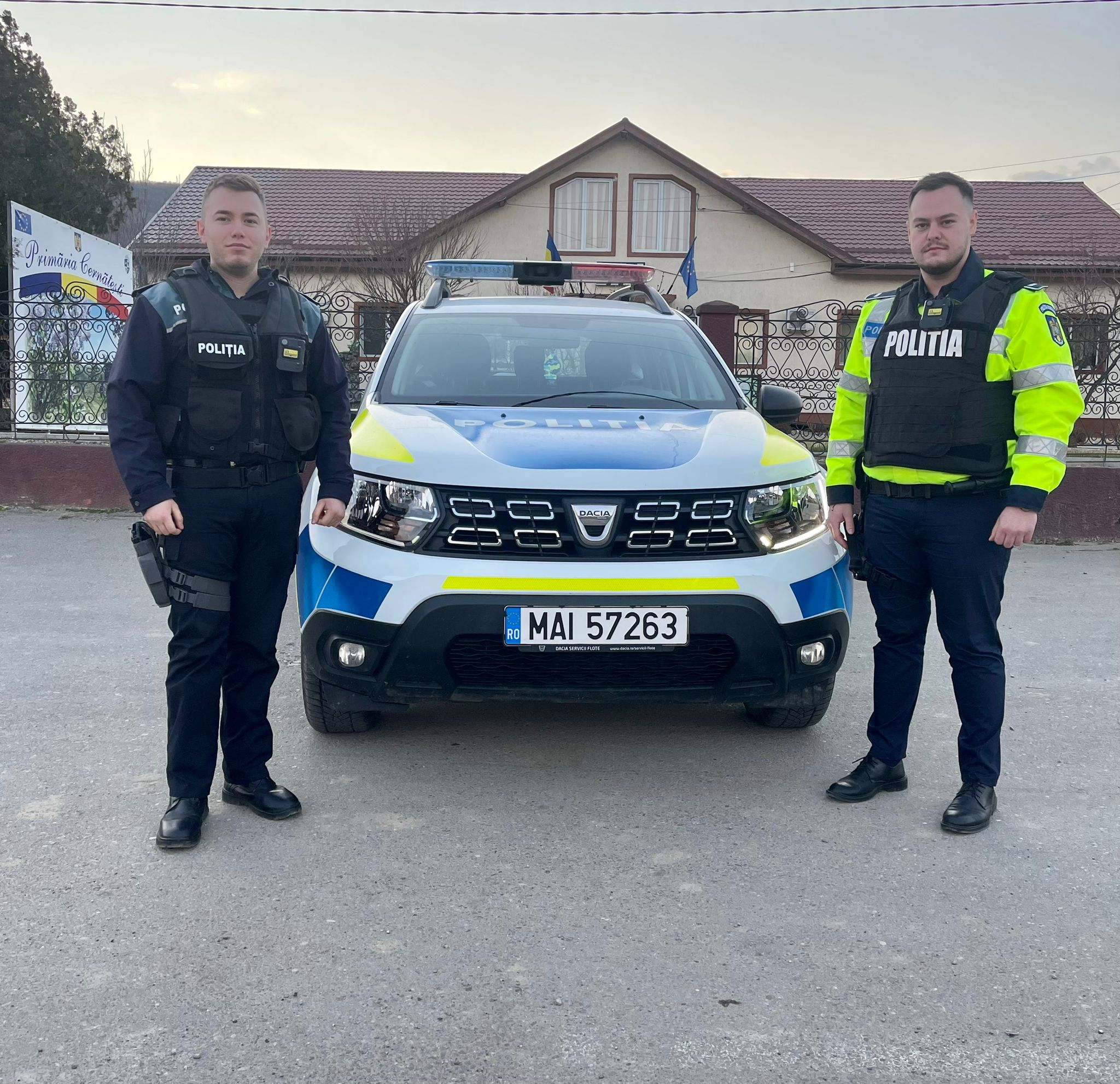 Părinții unui bebeluș grăbit să vină pe lume, escortați de către polițiști spre maternitate