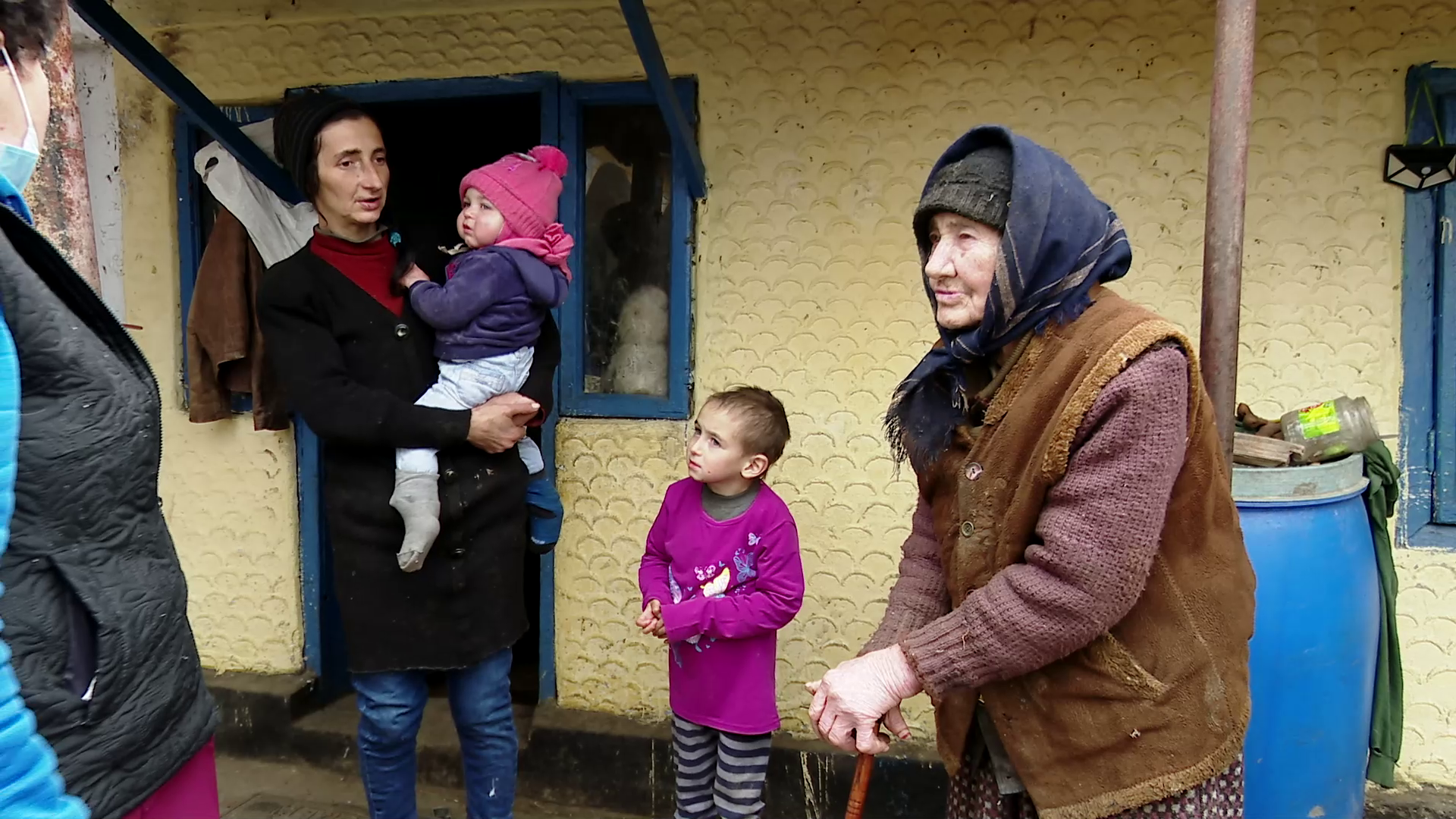 FOTO Familie cu mulți copii și o bătrână oarbă, lăsată fără curent pentru neplata unor facturi uriașe