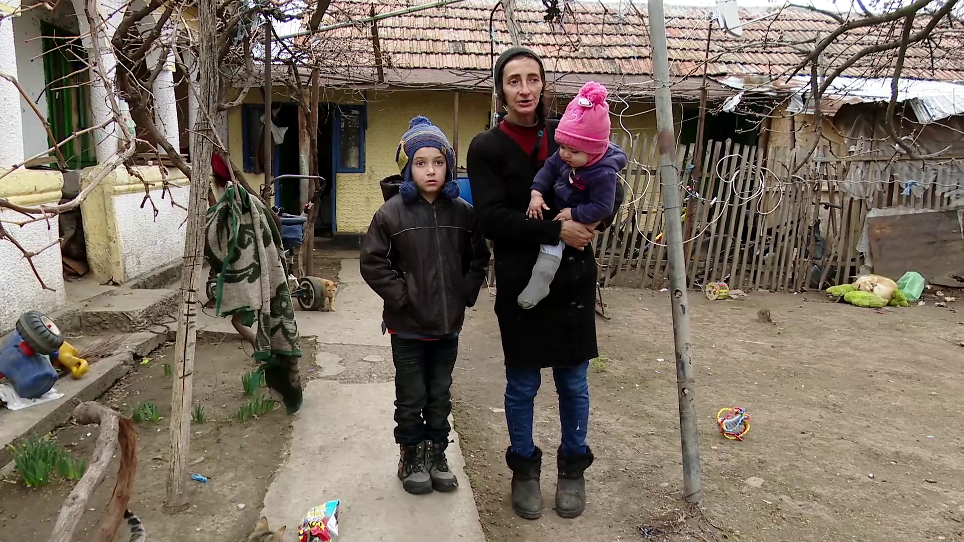 FOTO Familie cu mulți copii și o bătrână oarbă, lăsată fără curent pentru neplata unor facturi uriașe