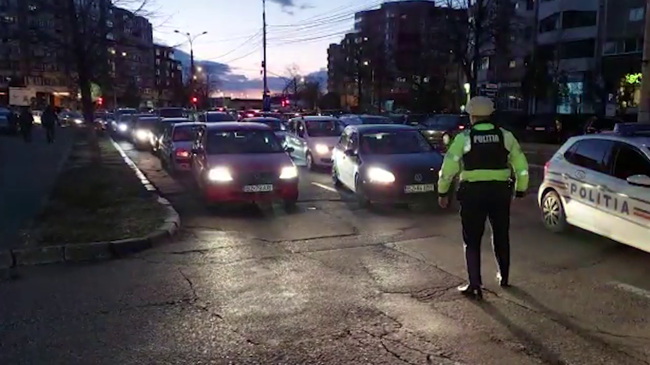 VIDEO Polițiștii dirijează circulația în apropierea benzinăriilor aglomerate din Buzău