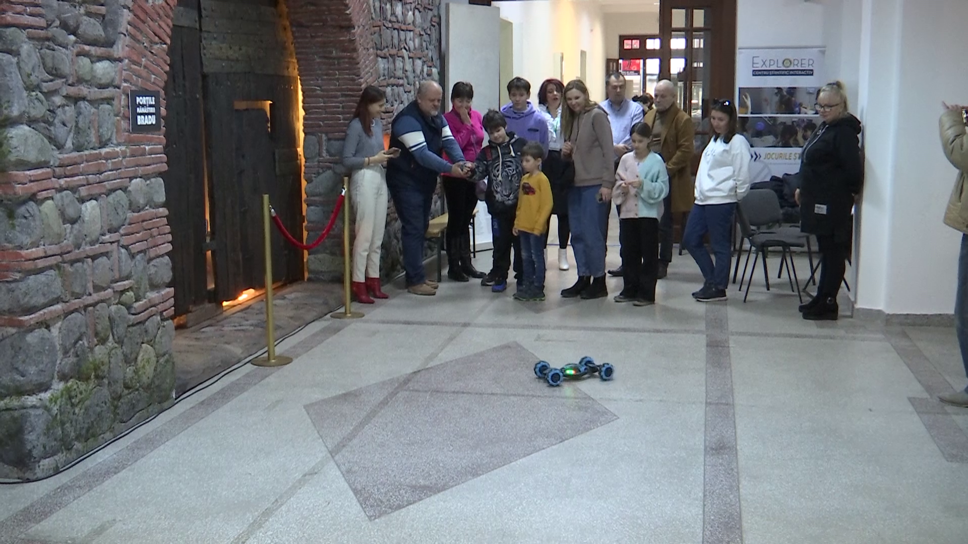VIDEO Copiii refugiaţilor ucraineni, atraşi în jocurile ştiinţei la Buzău. Ochelarii 3D, la mare căutare