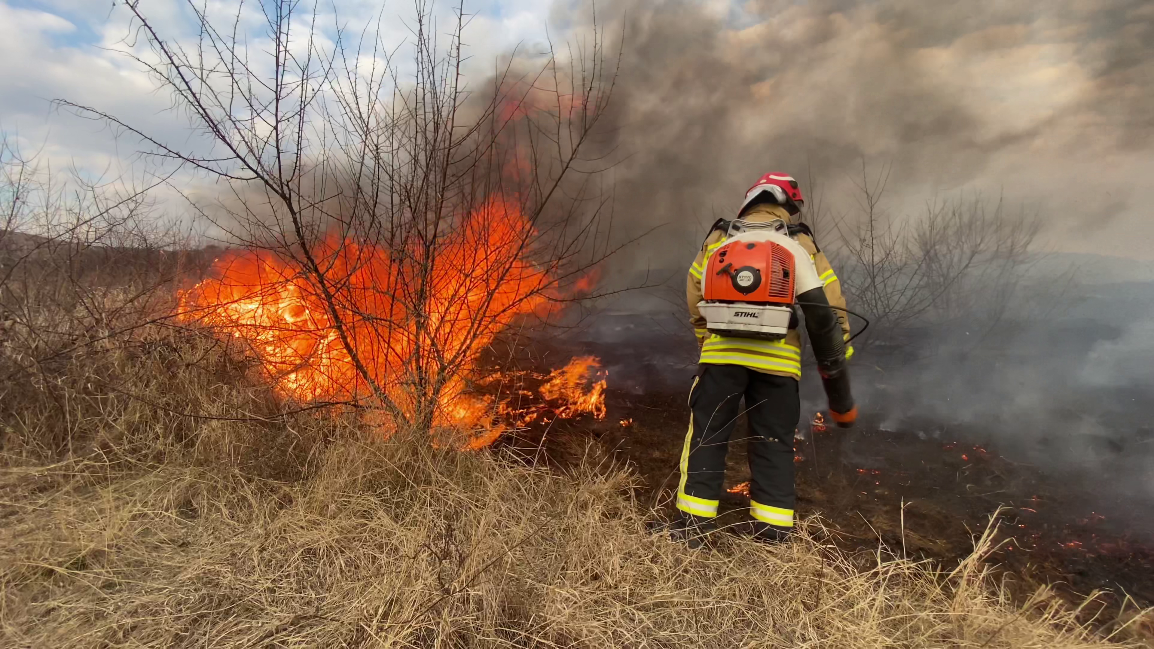 VIDEO Flăcări uriașe pe dealurile din Scorțoasa. Incendiul a distrus și clădiri