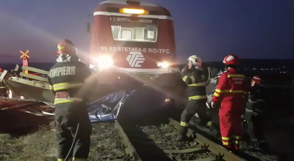 VIDEO O șoferiță a scăpat teafără, după ce mașina sa a fost zdrobită de un tren